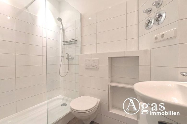 Helle vermietete 2-Zimmer-Wohnung mit Aufzug und Balkon in Berlin Charlottenburg zum Verkauf – Badezimmer
