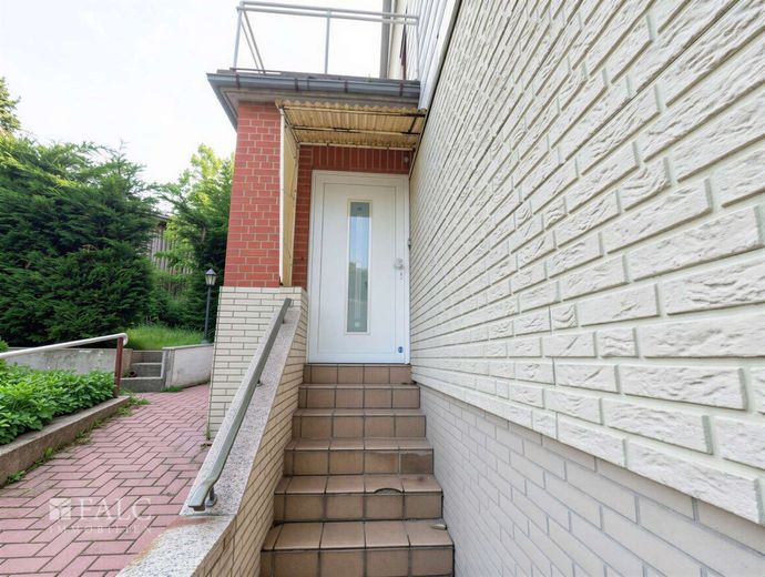 Provisionsfreie Doppelhaushälfte mit Garten u. Garage – Hauseingang
