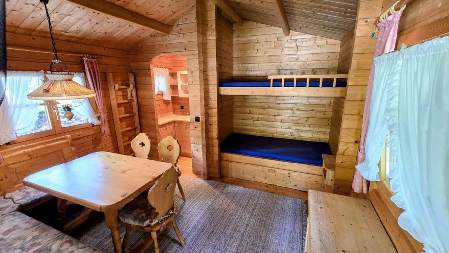 Provisionsfreies Einfamilienhaus in Wittislingen: 2.190m² Traumgrund, Außenpool, Whirlpool & Sauna – Blockhaus innen