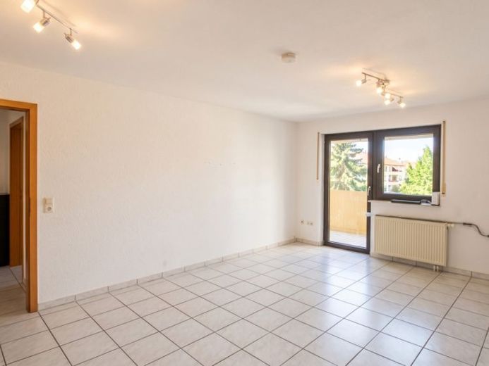 Luminoso appartamento di 3,5 locali con balcone affacciato sul verde, bagno con luce naturale e posto auto in garage sotterraneo – Foto 1
