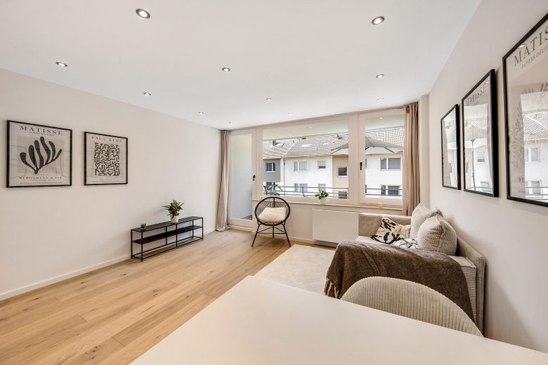 Exklusive, kernsanierte Designerwohnung mit Balkon, TG & Einbauküche - Erstbezug nach Sanierung – Wohnzimmer/Esszimmer