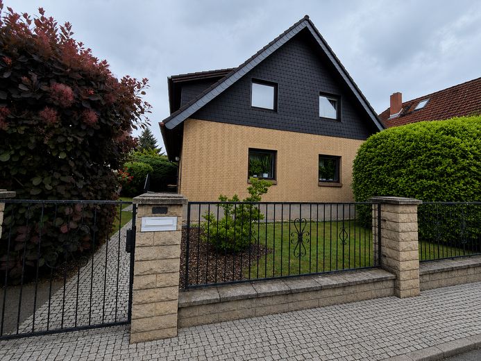 PROVISIONSFREIES gepflegtes freistehendes Einfamilienhaus mit Vollkeller und Kaminzimmer – Haus Straßenansicht