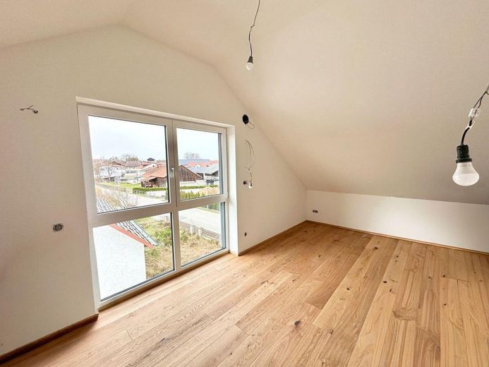 Aktionspreis! 99 % bezugsbereit – Mittelhaus in Teugn  - 100.000 € KfW-Förderung – Schlafzimmer im DG