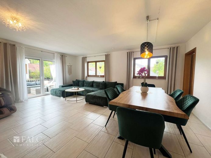 Großes Haus mit Einliegerwohnung – Wohnzimmer