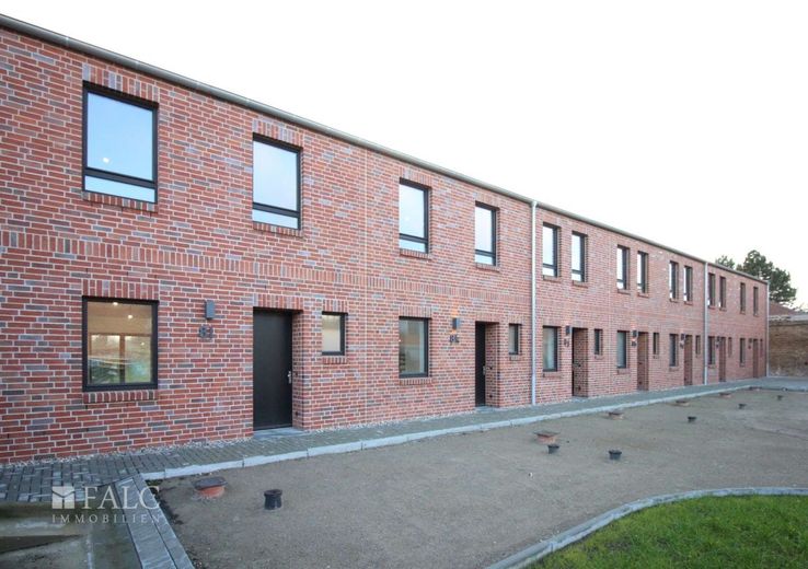 Stadtnah und trotzdem im Grünen - genießen Sie die Sommerabende auf Ihrer Terrasse! – Hausfront