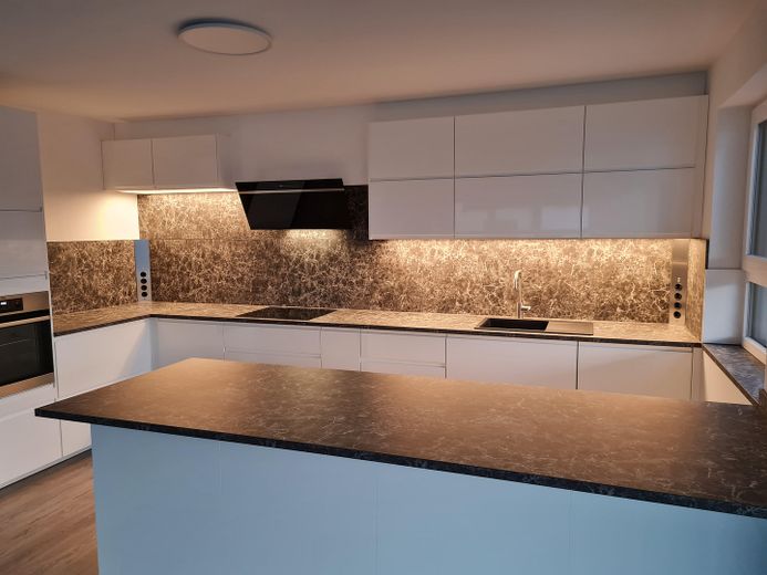 **Neubau Erstbezug, Traumhafte und moderne 4-ZIMMER EG.-Maisonette Whg. in Bischofsheim** – Küche