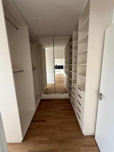 Lichtenberg'de geniş manzaralı modern yaşam: 4 oda, yerden ısıtmalı yeni bina – Einbauschrank Zimmer 3
