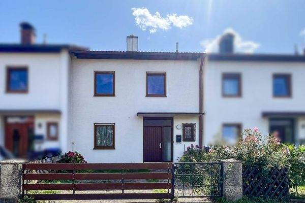 Familienglück mit Potenzial – Reihenmittelhaus mit kleinem Garten und Einzelgarage in Rosenheim