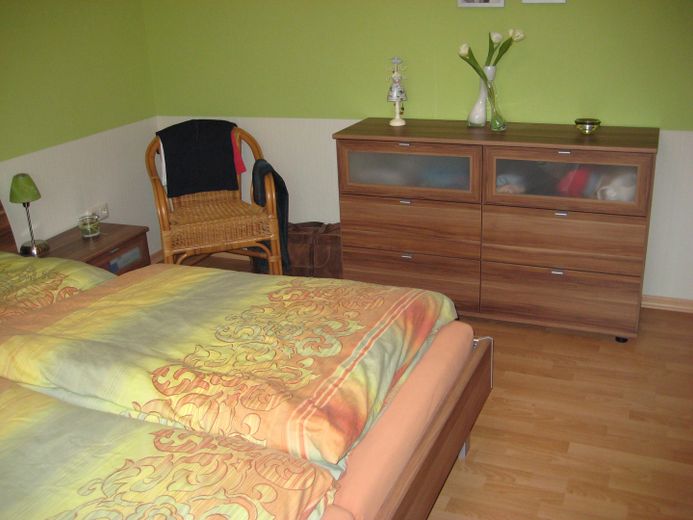 Helle 2 ZKB Wohnung, Balkon, Badezimmer mit Fenster, Einbauküche VB, Keller, Stellplatz – Schlafzimmer
