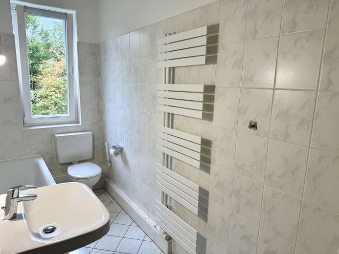 2-Raum-Wohnung mit Balkon & Badewanne - WG geeignet - Parkett-Fußboden – Bad