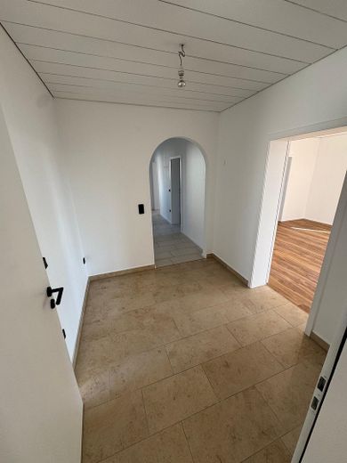 Hepberg’in merkezi konumunda geniş, kapsamlı şekilde yenilenmiş 3 odalı, 1. kat dairesi + 2 balkon – Flur/Gang/Diele