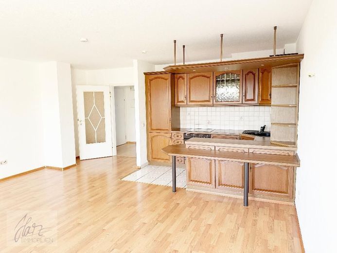 ***HELLE MAISONETTEWOHNUNG MIT BALKON*** individuellem Grundriss und Dachschrägen - Wohncharakter mit Flair in Riesa – Wohnzimmer mit Blick Richtung Küche und Flurbereich
