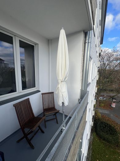 de particulier : libre d’occupation ou rendement de 5 %, emplacement privilégié : appartement 2 pièces avec balcon, ascenseur, place de parking, à proximité du canal – Balkon