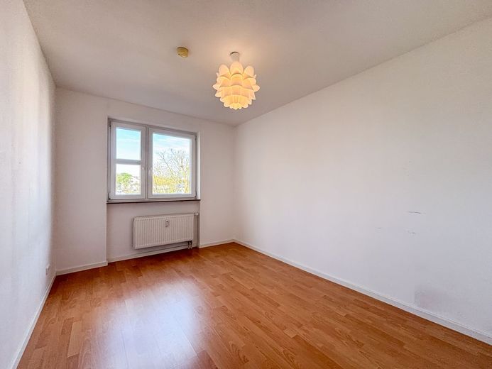 Direkt einziehen und wohlfühlen: helle 3-Zimmer-Wohnung mit Südbalkon und Tiefgarage, WI Nordenstadt – Kinderzimmer