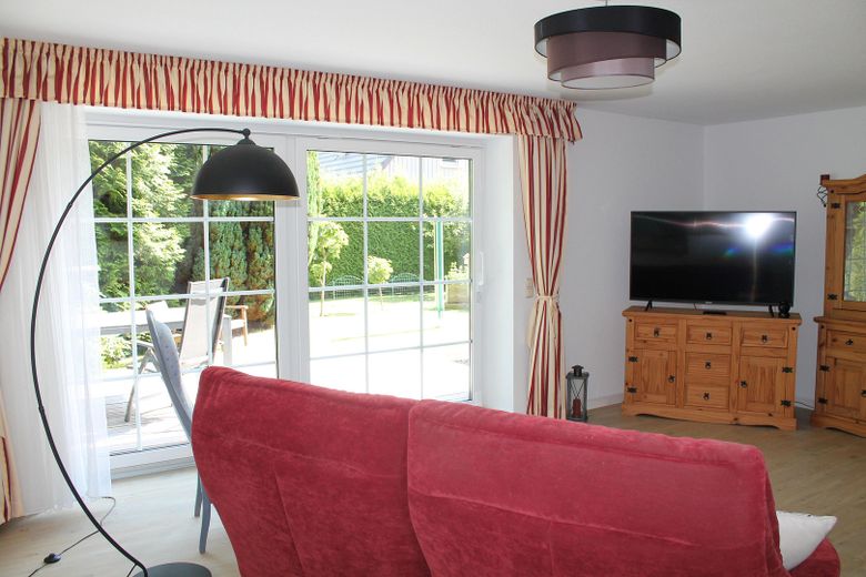 Einfamilienhaus mit 2 Extra-Wohneinheiten – Wohnzimmer im Erdgeschoss