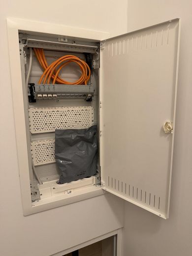 Klimatisierter hochwertiger Neubau mit Balkon und hohen Decken – Erstbezug – 20 Multimedia Router