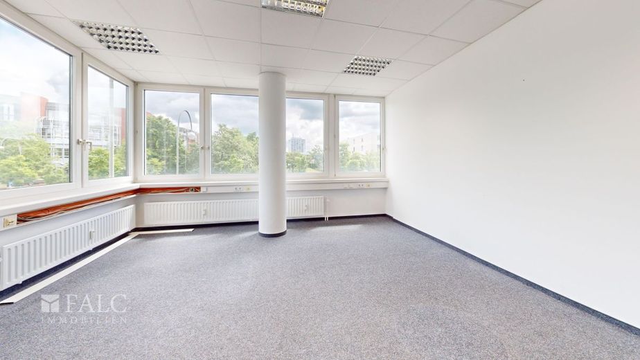 Modernisiertes Büro im 1.OG mit 10 TG-Stellplätzen / neben ADAC – Eckbüro2