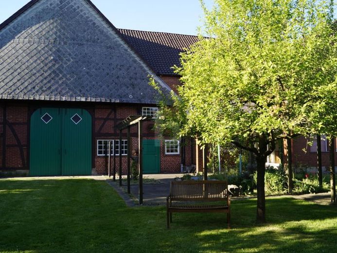 WOHNEN AUF GROßEM RESTHOF IM WESERBERGLAND – Foto 1