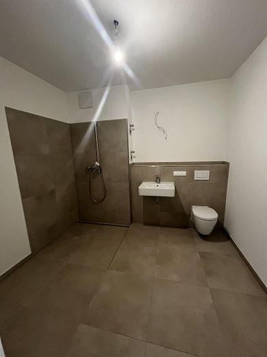 Stilvolle 3-Zimmer-Wohnung mit Südterrasse & Garten im Neubauprojekt „Wolf Höfe“ – Badezimmer