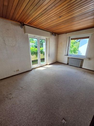 Freistehendes Dornröschen in toller Lage (von privat) – Zimmer m. Balkon im OG