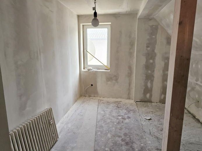 Teilsaniertes gemütliches Einfamilienhaus in Handwerkerhände abzugebe – Bild 2
