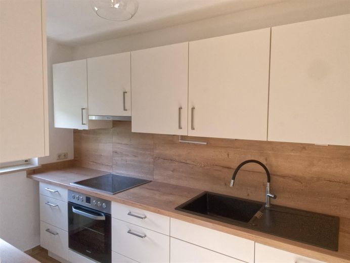 Provisionsfreie 3,5-Zimmer-Terrassenwohnung mit Einbauküche & Ausblick ins Grüne | Muggendorf – Küche 3