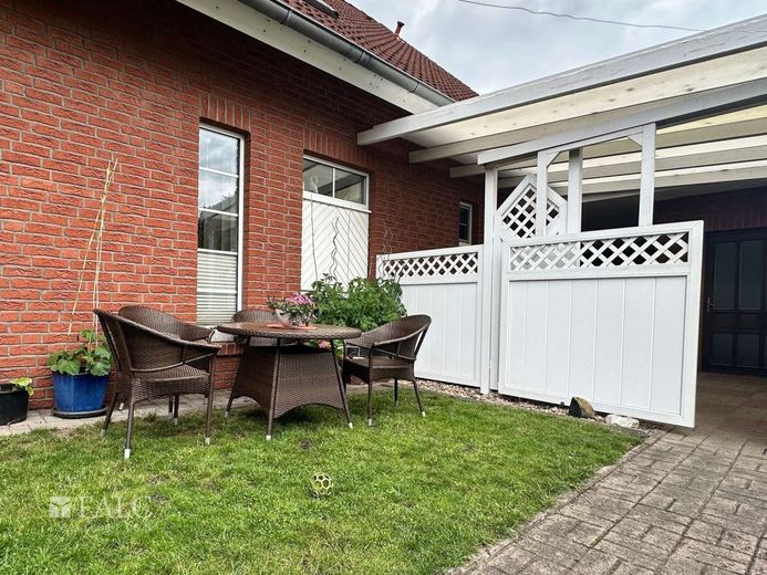 Ein Zuhause zum Wohlfühlen - Tolles Architektenhaus in bester Lage von Himmelpforten – Terrasse hinter dem Haus
