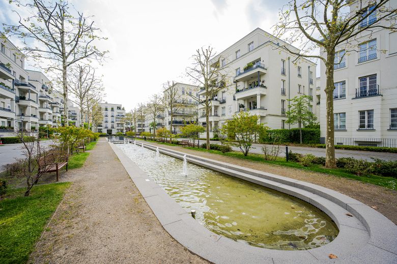 Luxuriöse, moderne 5-Zimmer Maisonette Wohnung mit TG-Stellplatz und Balkon in Südwest-Lage – Loreley - Brunnen