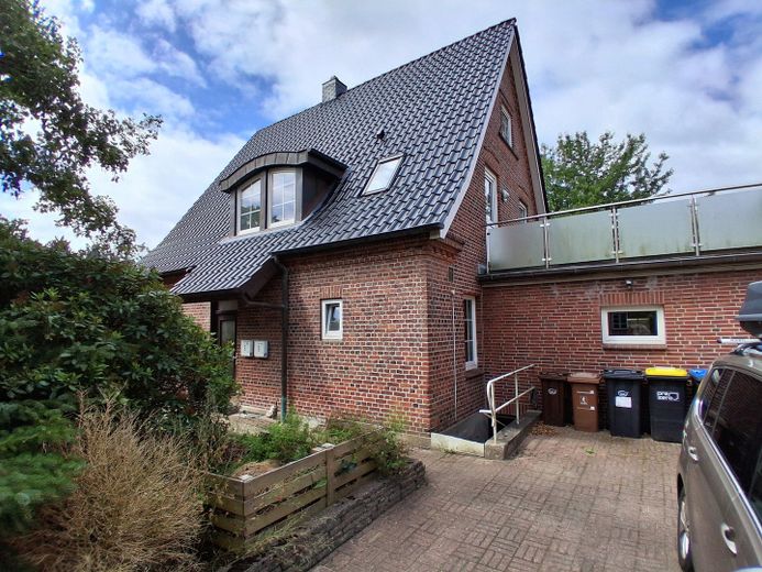 Zweifamilienhaus mit Werkstatt in zentraler Lage. – Eingang und Anbau