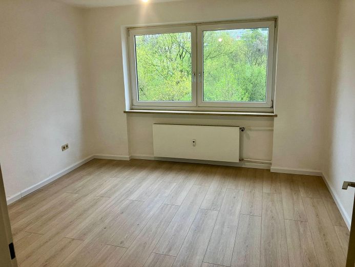 Renovated, light-filled 3-room apartment near the Grombühl University Hospital – Schlafzimmer 1
