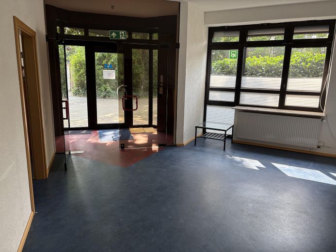 Eingang Wartebereich/ West