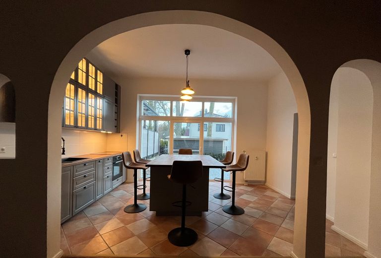180 m² sanierte Altbauwohnung – Blick Richtung Garten/Terrasse
