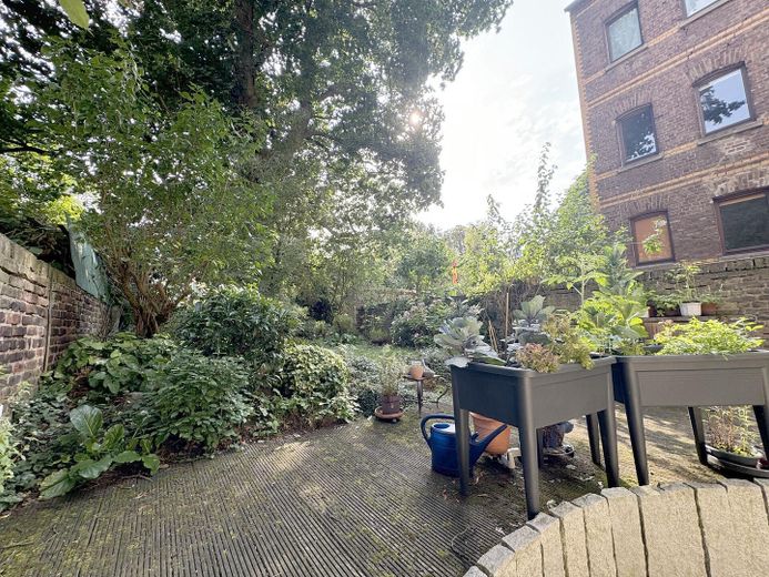 Schöne 1-Zimmer Studentenwohnung in Bonner Bestlage – Blick in den Garten