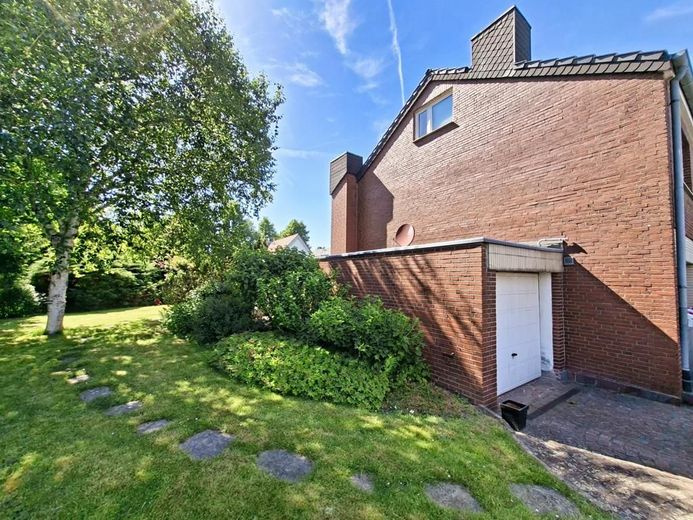 CITYHOUSE: Schöne, gepflegte Doppelhaushälfte, mit großem Garten, Kamin, Garage und Stellplatz – Seitenansicht mit Garage