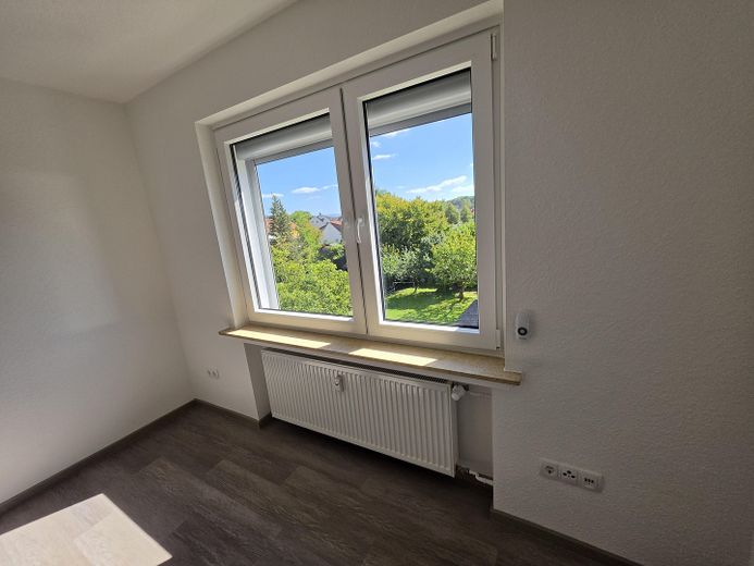 2 Zi.-Wohnung • Hell, modern & komfortabel • Ankommen und wohlfühlen – Helles Wohnzimmer