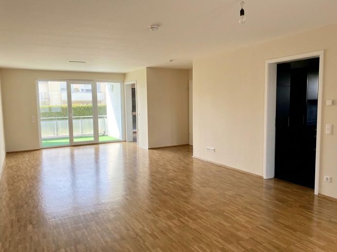 Vivienda acogedora en la ladera: luminosa, tranquila, accesible, con jardín y balcón – Wohnraum leer- > Balkon West