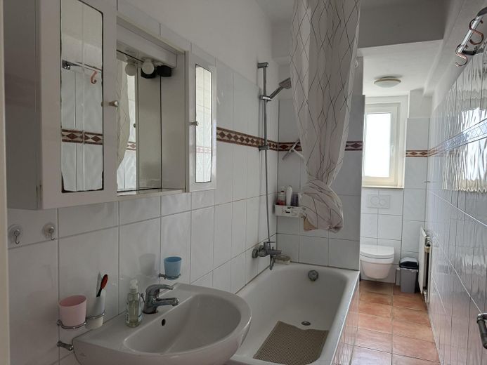 Provisionsfrei,renoviert,ruhig,95qm Wohnung 3,5 Zimmer+Küche mit EBK,Tageslichtbad,Südbalkon – Badezimmer