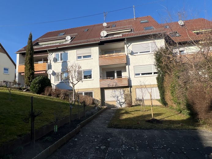 2,5 Zi-Wohnung Hochparterre mit Nord und Süd Balkon in ruhiger Lage, Tiefgarage, geringe Nebenkosten – Garten + Freifläche