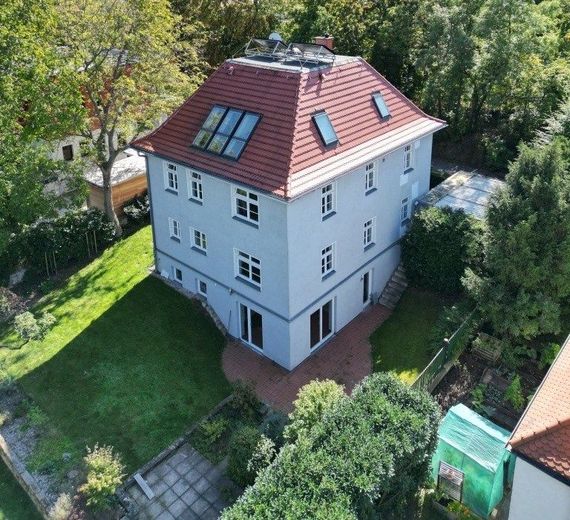 RUHIGE 5-RAUM WOHNUNG IN ZWEIFAMILIENHAUS MIT GARTENANTEIL – Vogelperspektive