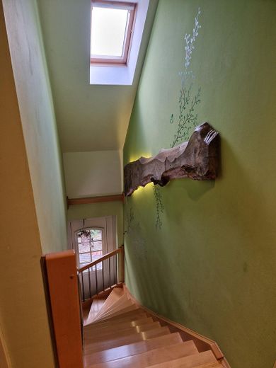 Treppe mit Dachfenster darüber