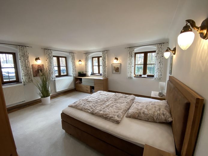 Eşsiz, komisyonsuz! Konut/lifestyle malikanesi, 3 daire, yaklaşık 480m² kullanım alanı, 800m² depo alanı, 7000 m² arsa – Schlafzimmer im EG