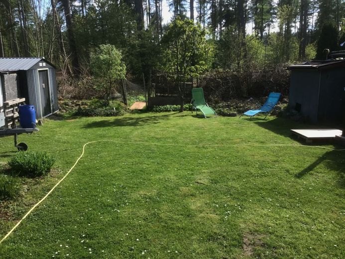 Attraktives Haus mit 2 Wohneinheiten,Idyllisch, Ruhig am Wald,Sauna,Kaminofen – Blick von den Terrassen in dem Garten und Wald