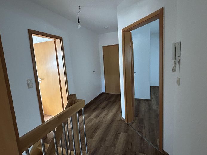 3,5Zi-Maisonette-Wohnung,2Garagen,Balkon,Küche,Kamin,GästeWC,Niedernhausen,Schäfersberg. – OG Flur Blick zu Bad+Schlafzi 