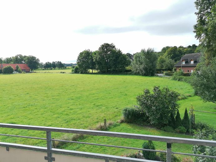 Blick von Terasse aufs Feld
