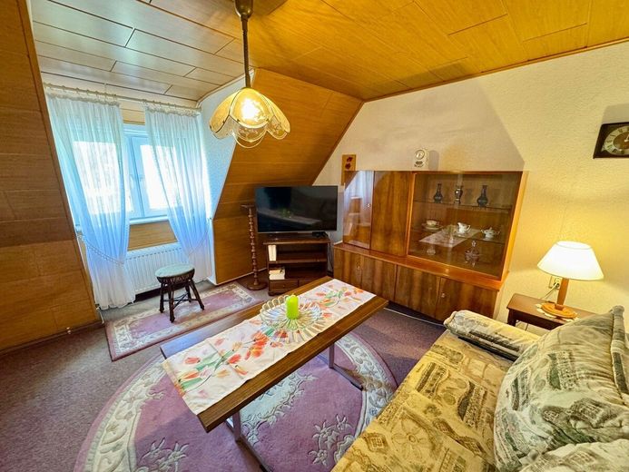 HORN IMMOBILIEN ++ RESERVIERT! interessantes Haus in Neustrelitz ruhige und historische Lage – Wohnzimmer Dachgeschoss