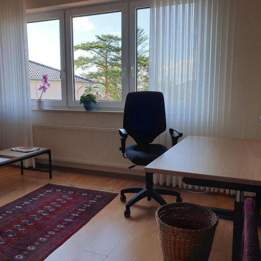 Voll möblierte 76 m² DG-Wohnung in Steinfeld – ab sofort frei – Büro