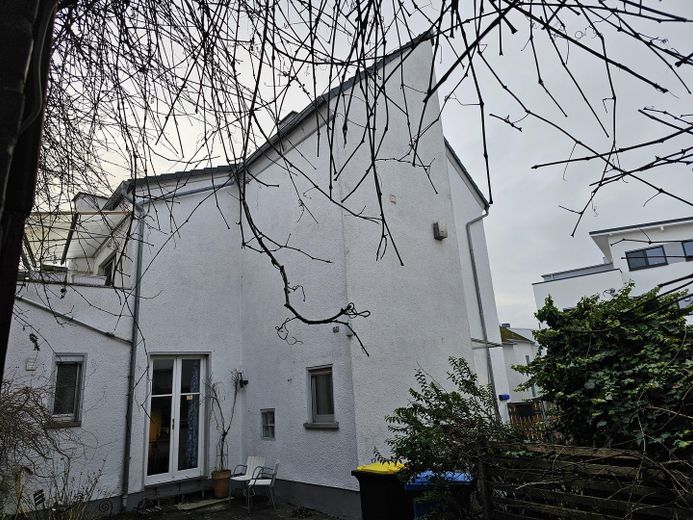 Bezugsfreies EFH mit Scheune & Garten in Niederbrechen – Wohnaus aus Innenhofsicht
