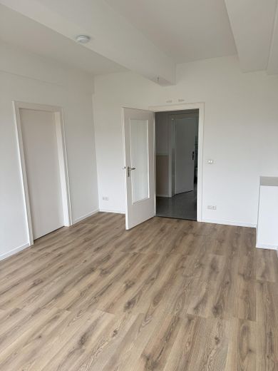 Ampio appartamento ristrutturato di 5 locali al piano in Rüttenscheid con balcone, bagno per gli ospiti, ascensore, 4° piano – Raum 5