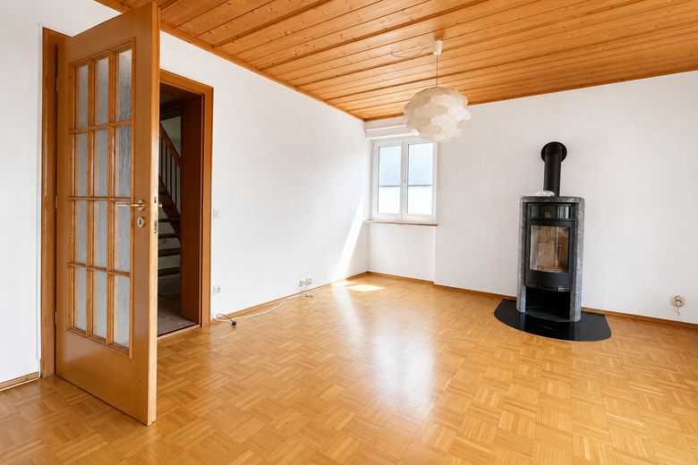 PROVISIONSFREI: Attraktive 3-Zimmer-Wohnung mit Balkon in ruhiger Lage München-Aubing – Wohnzimmer mit Kamin