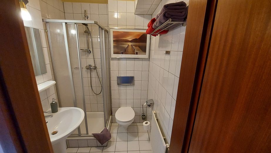 Hotel garni - Kauf oder Pacht ? Ihre Zukunft in der Hotellerie / evt. Altenpflege – Blick in ein Badezimmer